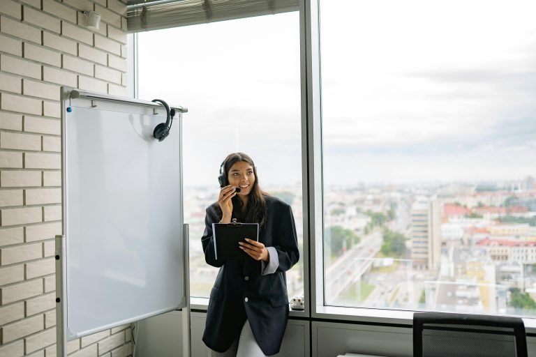 Best Noise-Cancelling Headphones with Voice Assistant